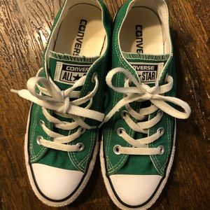 Green converse in great condition. Women’s size 6, Men’s size 4.